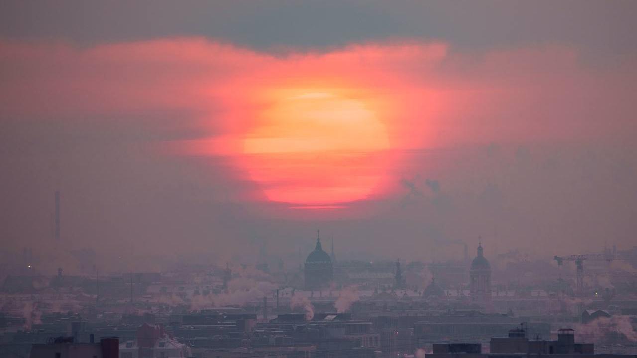 Фотограф показал яркий восход солнца над зимним Петербургом