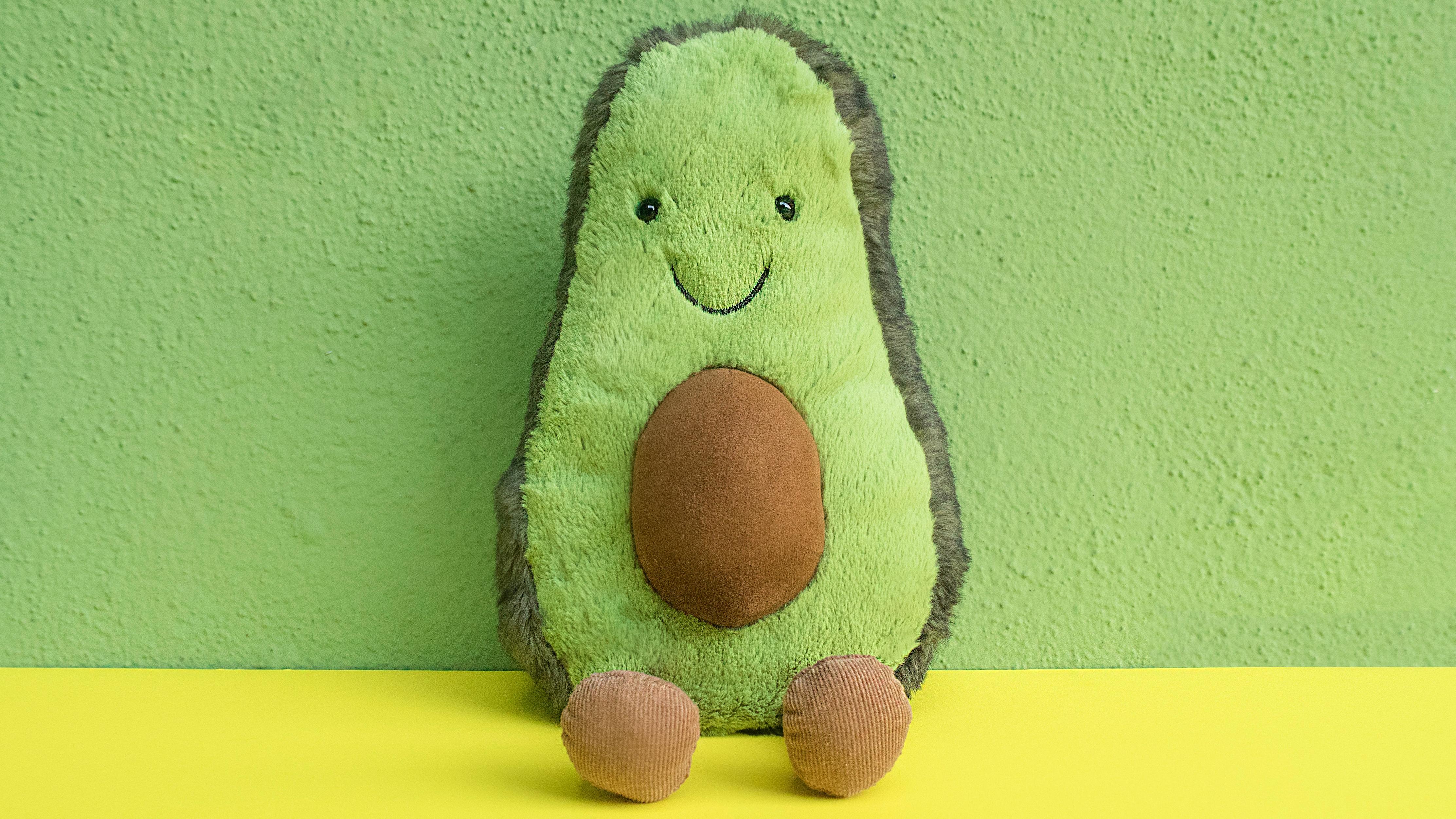 Плюшевая игрушка на столе авокадо