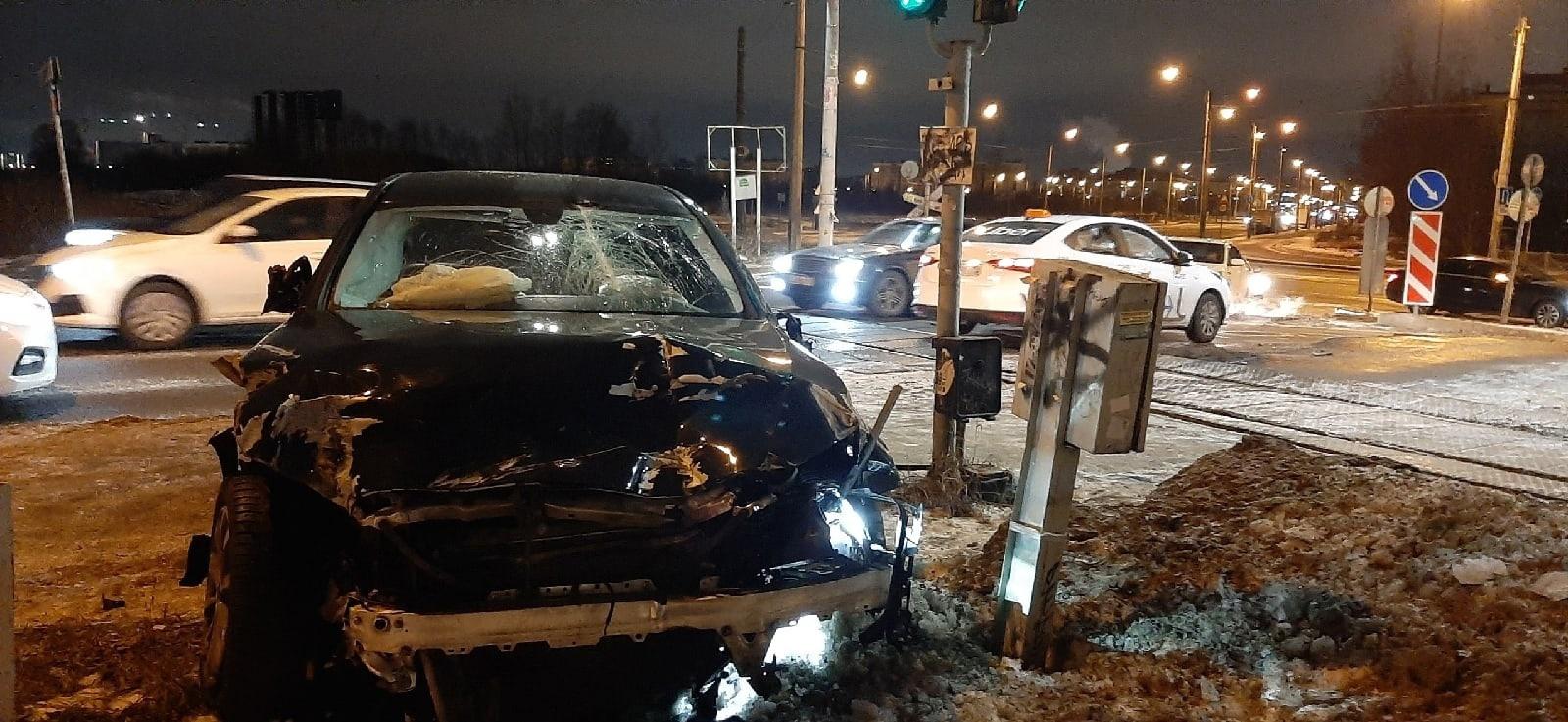 Mercedes не вписался в поворот и въехал в ограждение при въезде в Кудрово