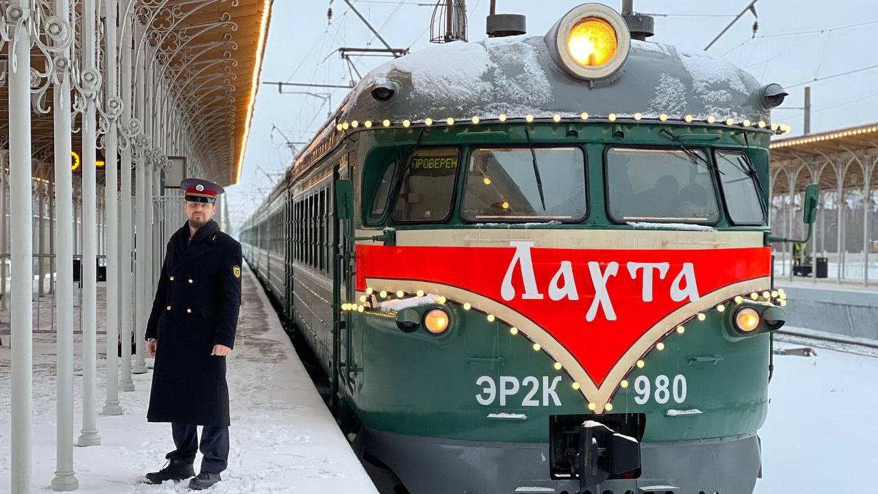 Между Петербургом и Выборгом запустили ретропоезд «Лахта» — видео