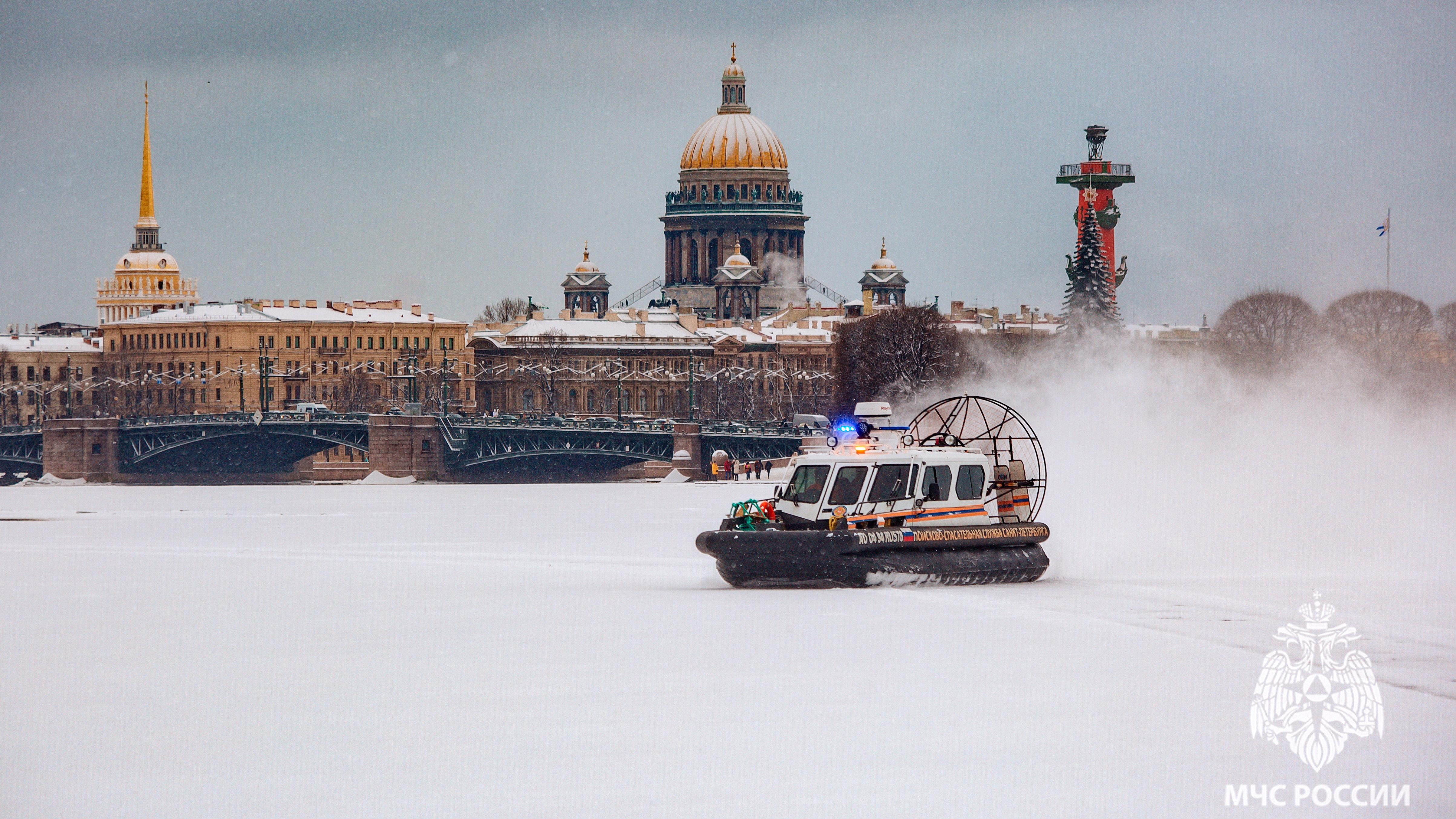 Спб январь 2023. Санкт-Петербург 2023. Санкт-Петербург зима 2023. МЧС на льду Невы.