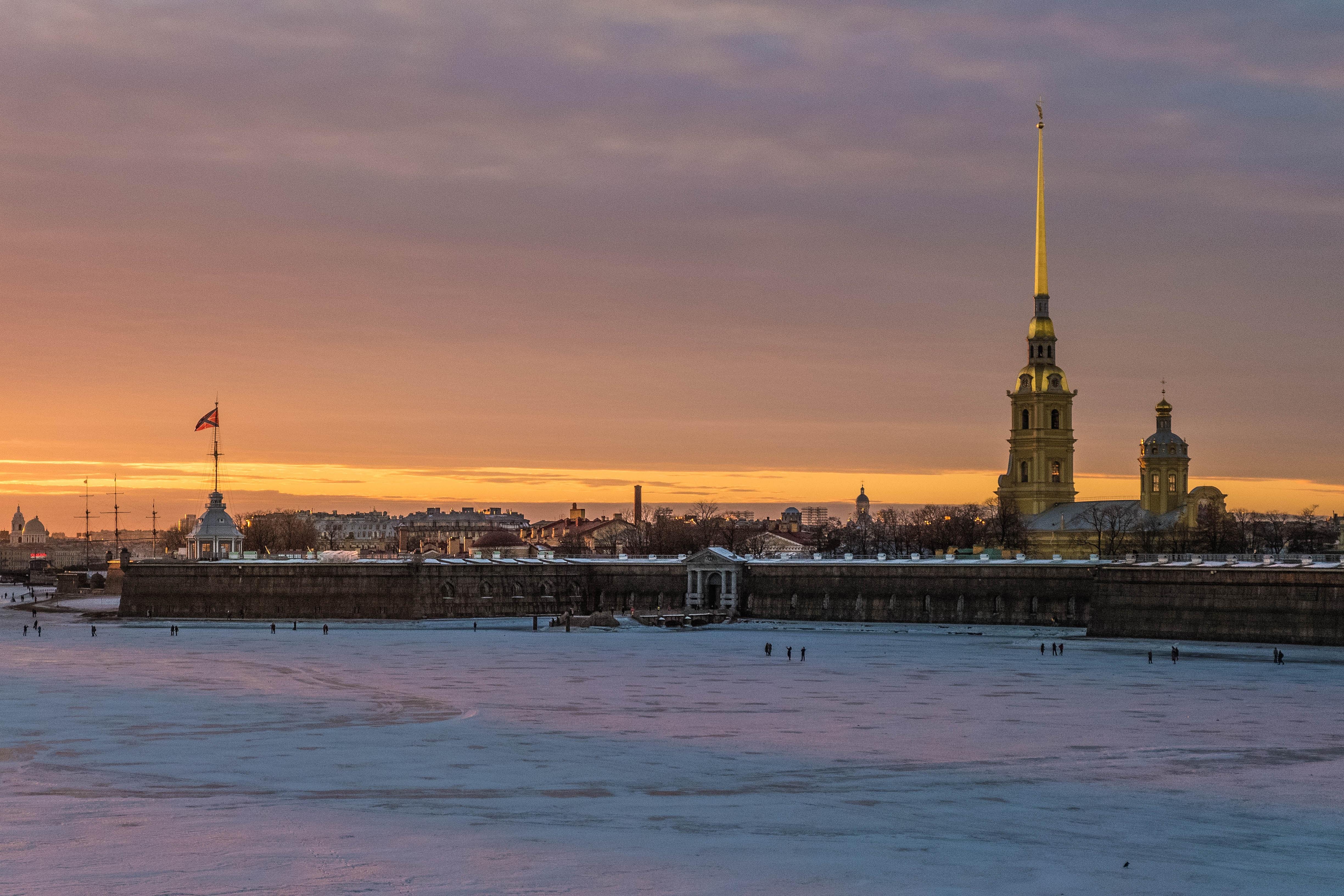 Санкт неделю. Петропавловская крепость с Невы. Петропавловская крепость в Санкт-Петербурге зимой. Петропавловская крепость зимой. Красота СПБ Петропавловская крепость.