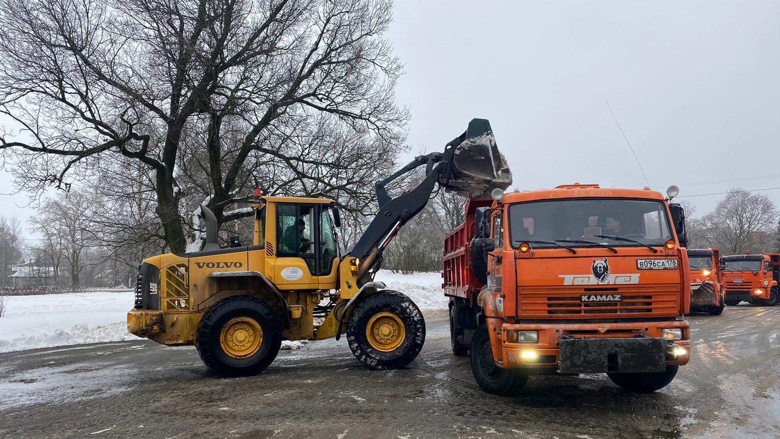 Улицы Петербурга расчистили от более 12 тыс. кубометров снега