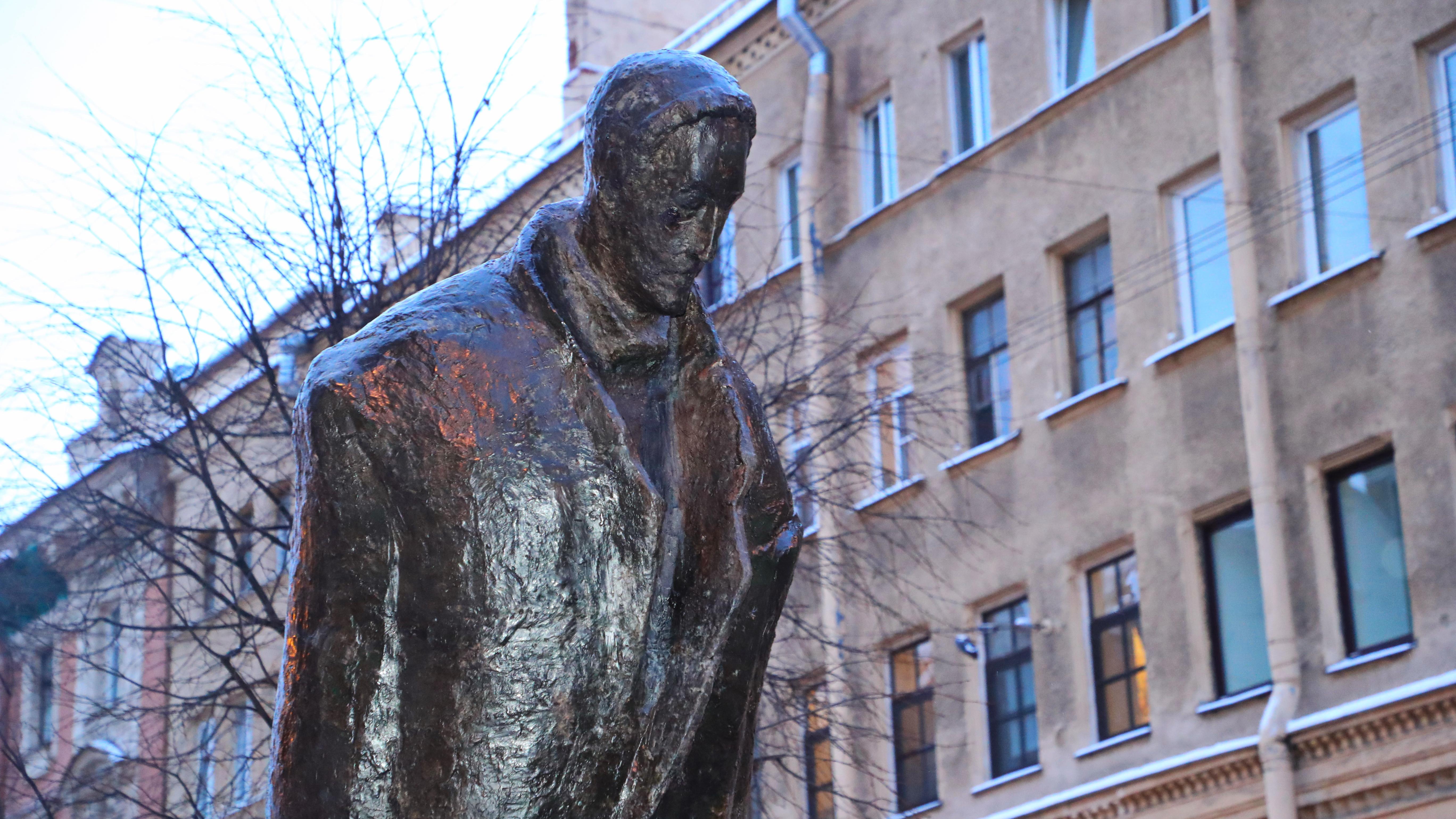 Что стало памятником. Памятник Александру блоку в Санкт-Петербурге. Памятник блоку в Санкт-Петербурге на Декабристов. Памятник Александру блоку на улице Декабристов Санкт-Петербург. Памятник блоку в СПБ на Декабристов.