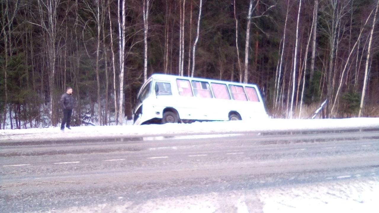 Маршрутка, ехавшая из Купчино в Сосновый Бор, вылетела в кювет