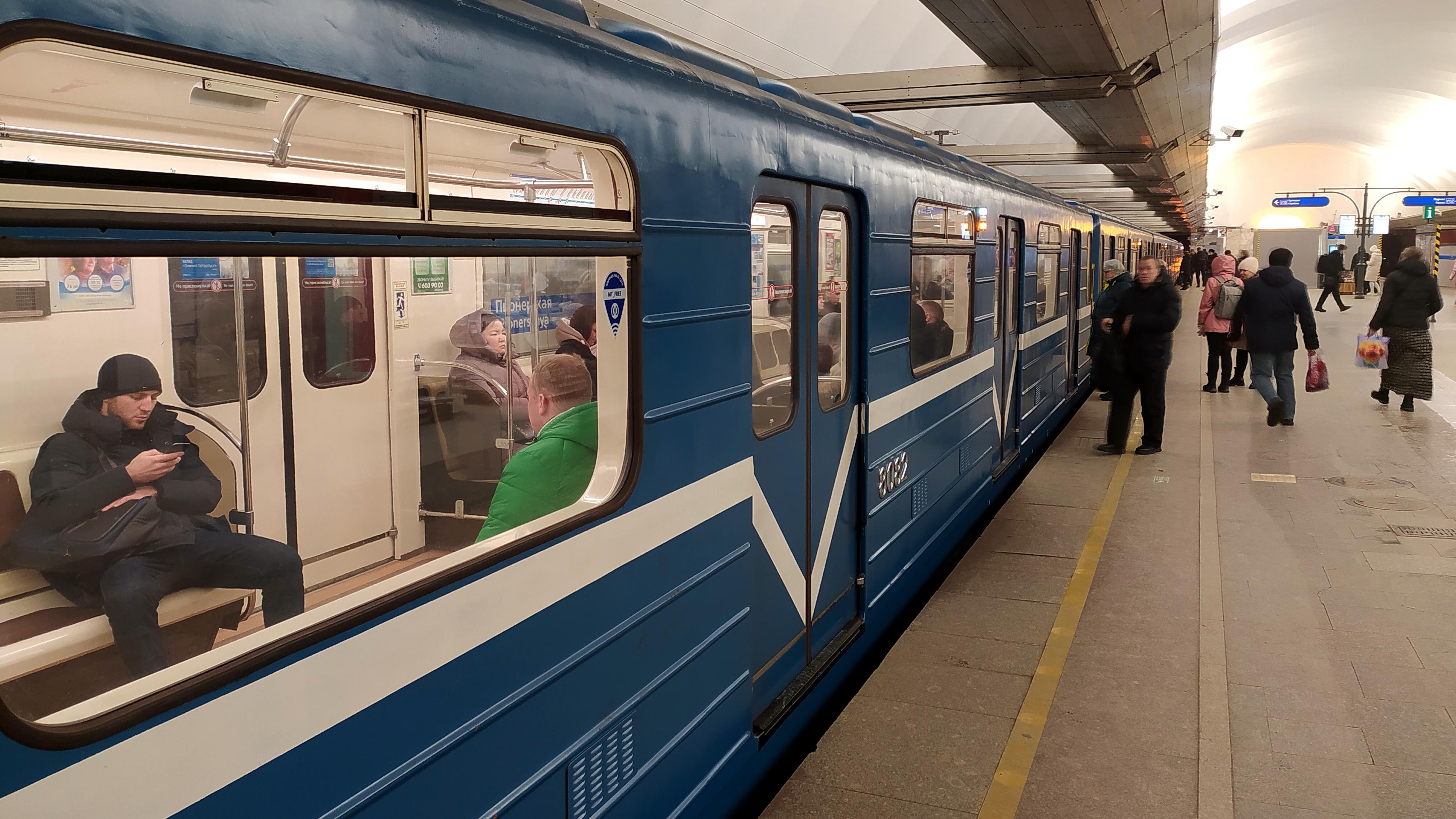 Как менялось метро. Поезд метро. Поезд метро Москва. Москва вагон метро. Списанные поезда метро.