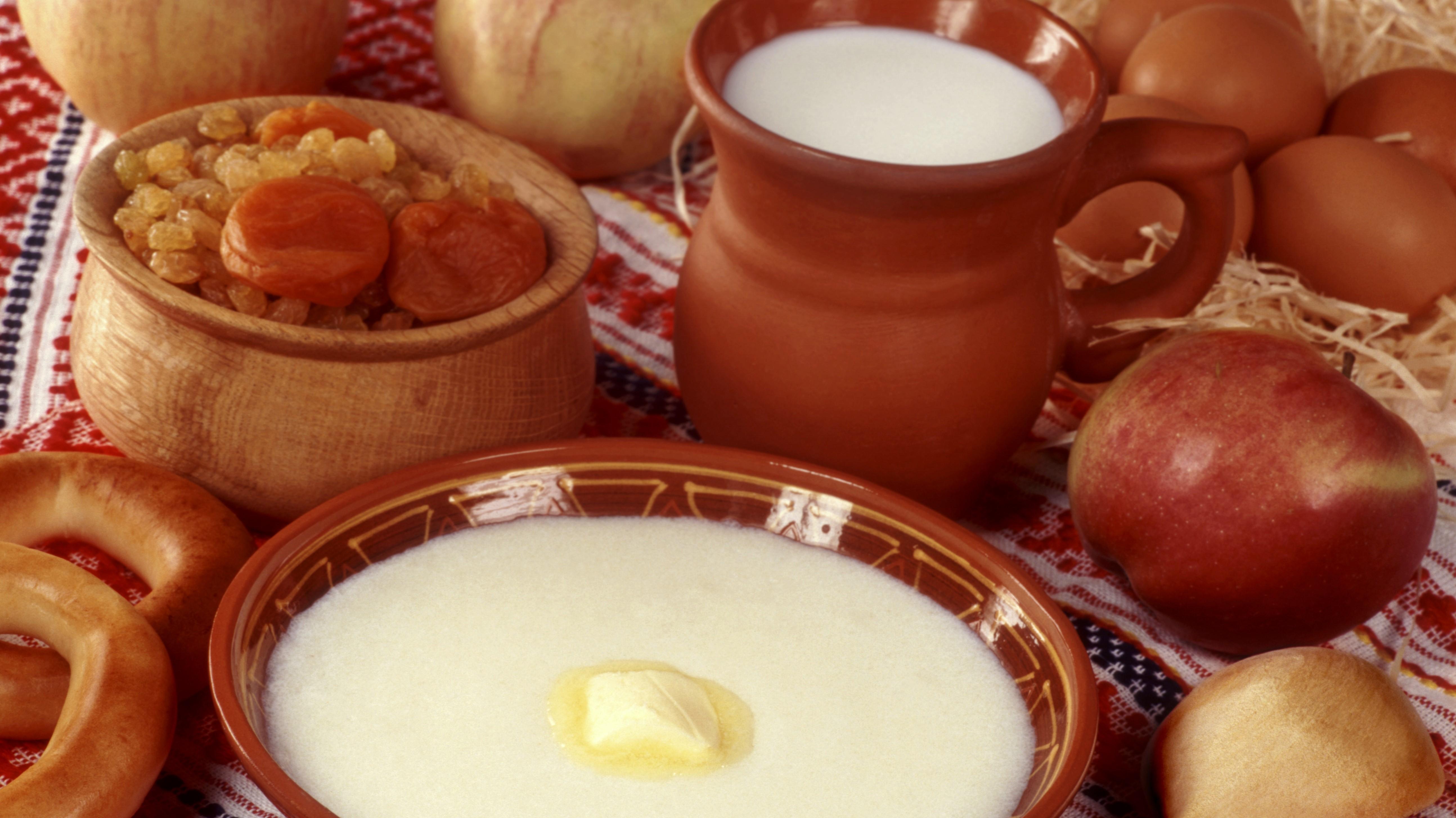 традиционные блюда из молока. традиционная русская еда. русская кухня национальные блюда. творог и кефир. молочный суп с рисом.