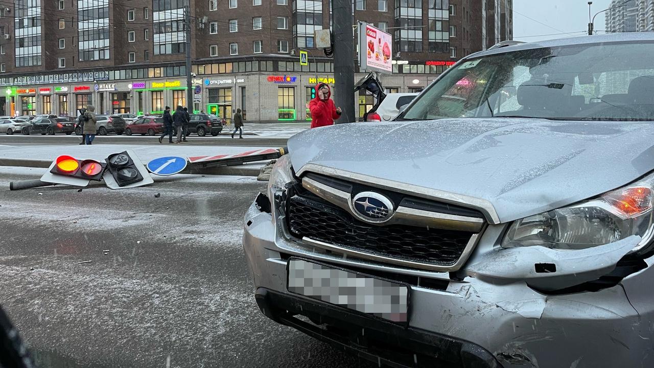 В ДТП на Богатырском проспекте снесли светофор