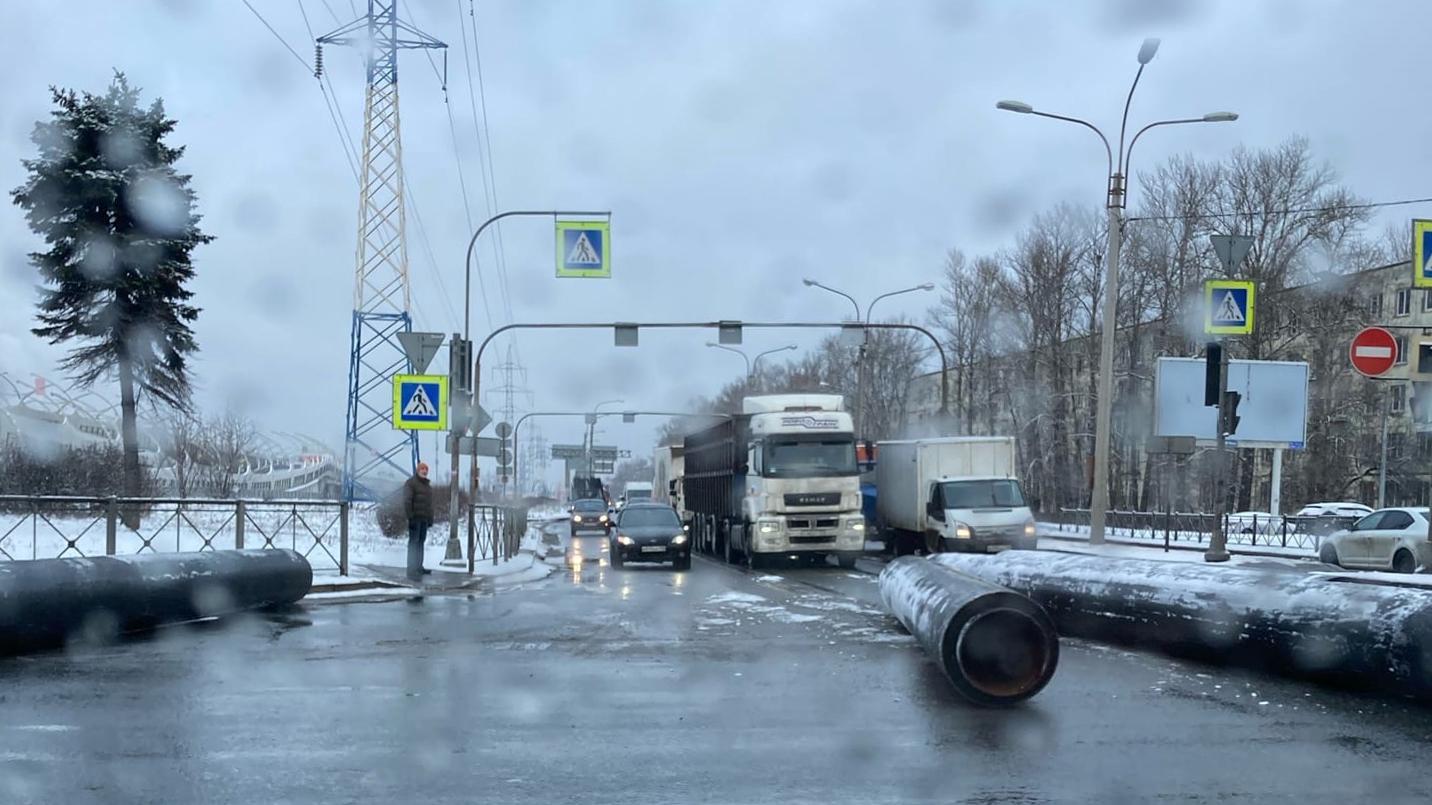 Грузовик потерял огромные трубы на юге Петербурга