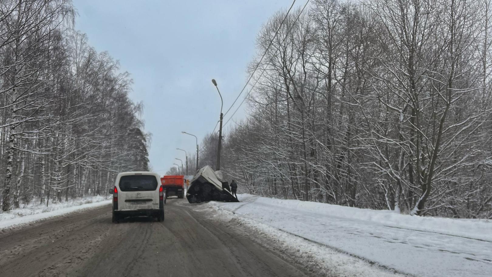 Газель» сложилась пополам во время аварии в Петергофе – видео