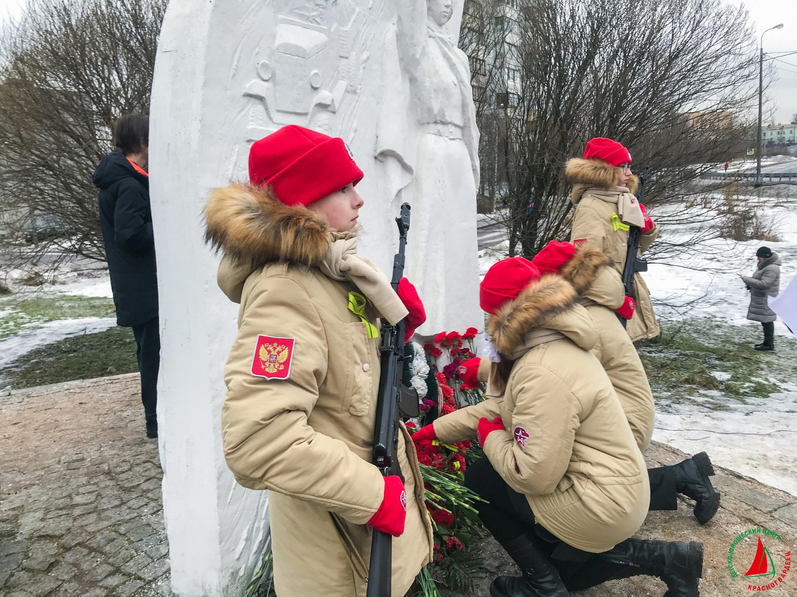 Торжественный митинг у мемориала «Блокадная регулировщица»/ Фото: vk.com/krgv_live