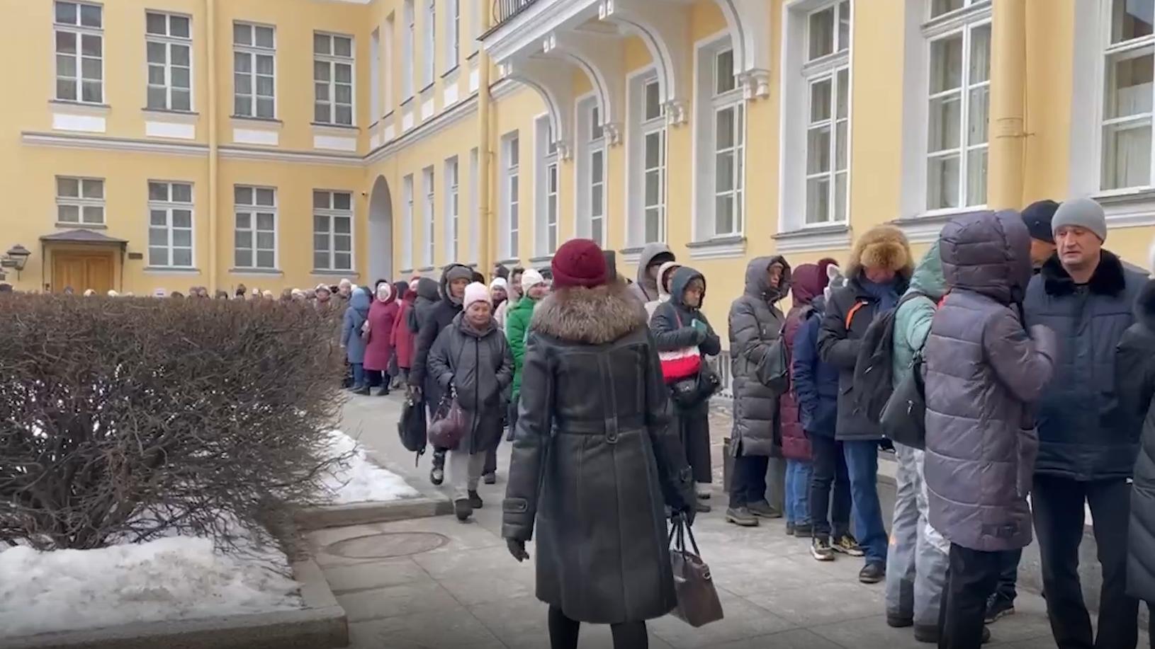 В День памяти Пушкина у музея-квартиры поэта собралась огромная очередь –  видео