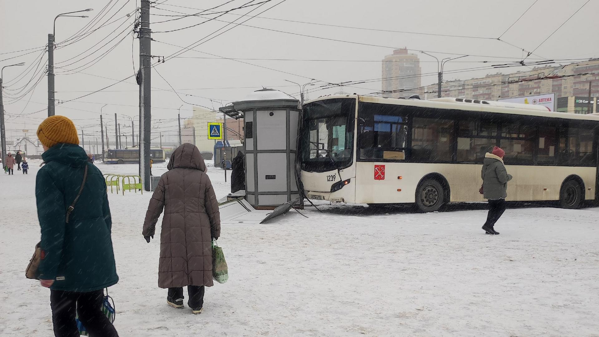 Автобус въехал в общественный туалет на Балканской площади