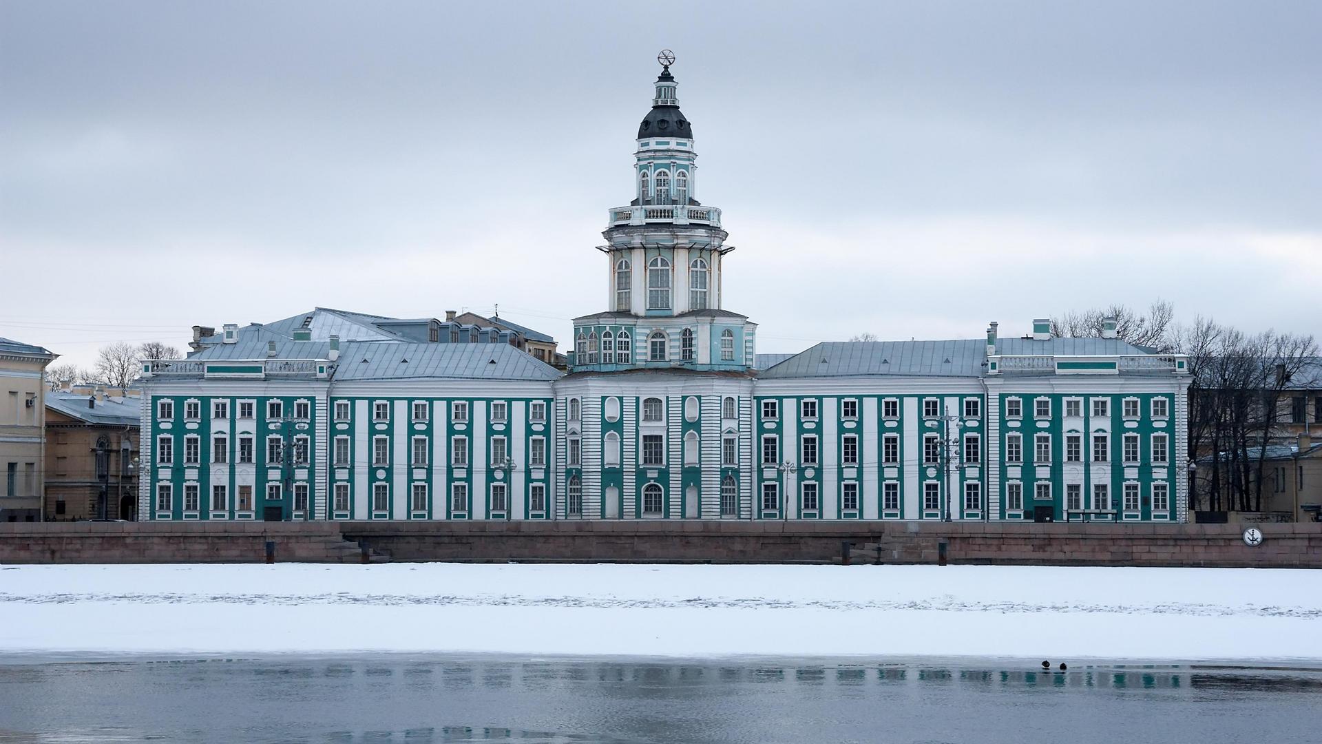 здание кунсткамеры в санкт петербурге