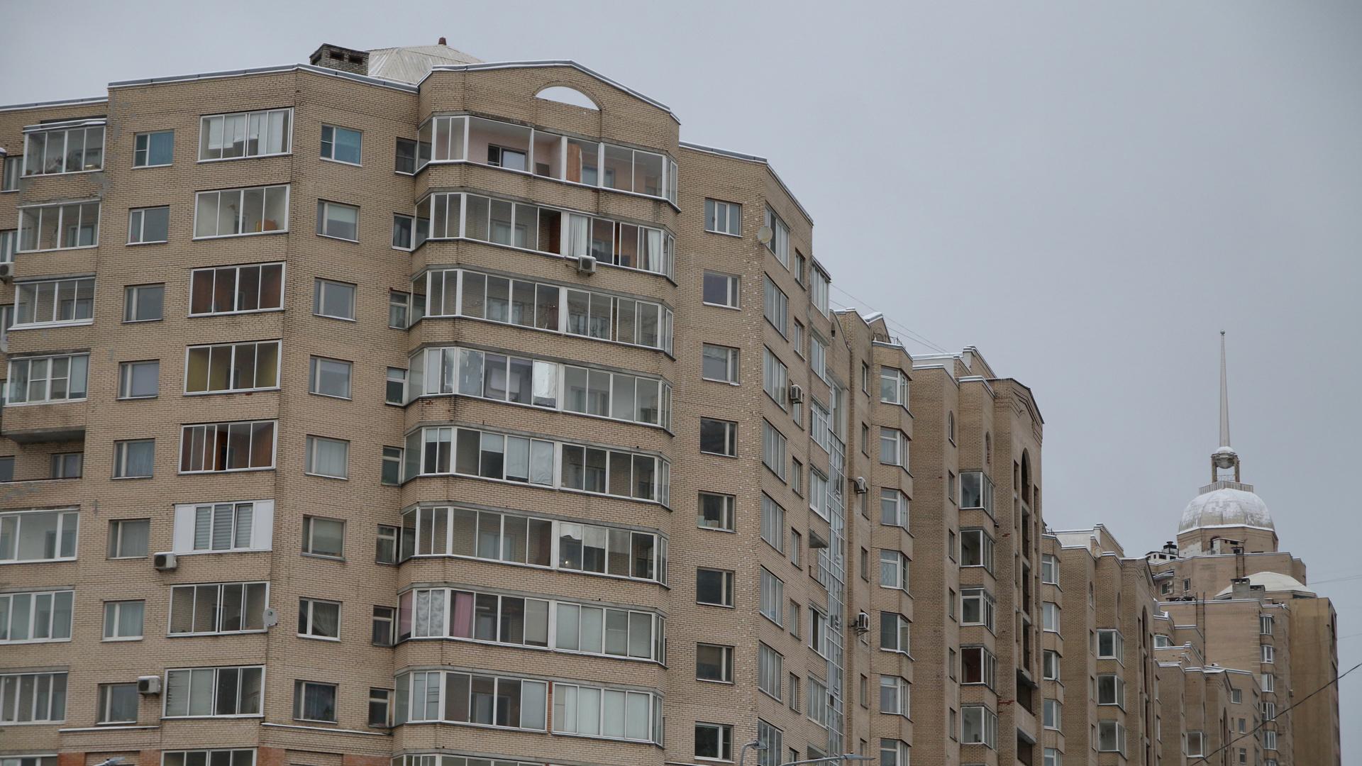 На Новосмоленской набережной 15-летняя девушка погибла после падения с  балкона