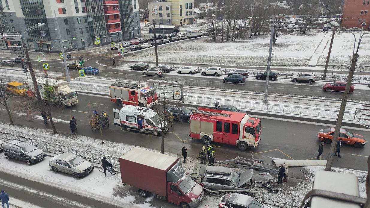 Водитель Porsche заплатит штраф в 30 тыс. за разбитые на Ириновском  проспекте 7 машин