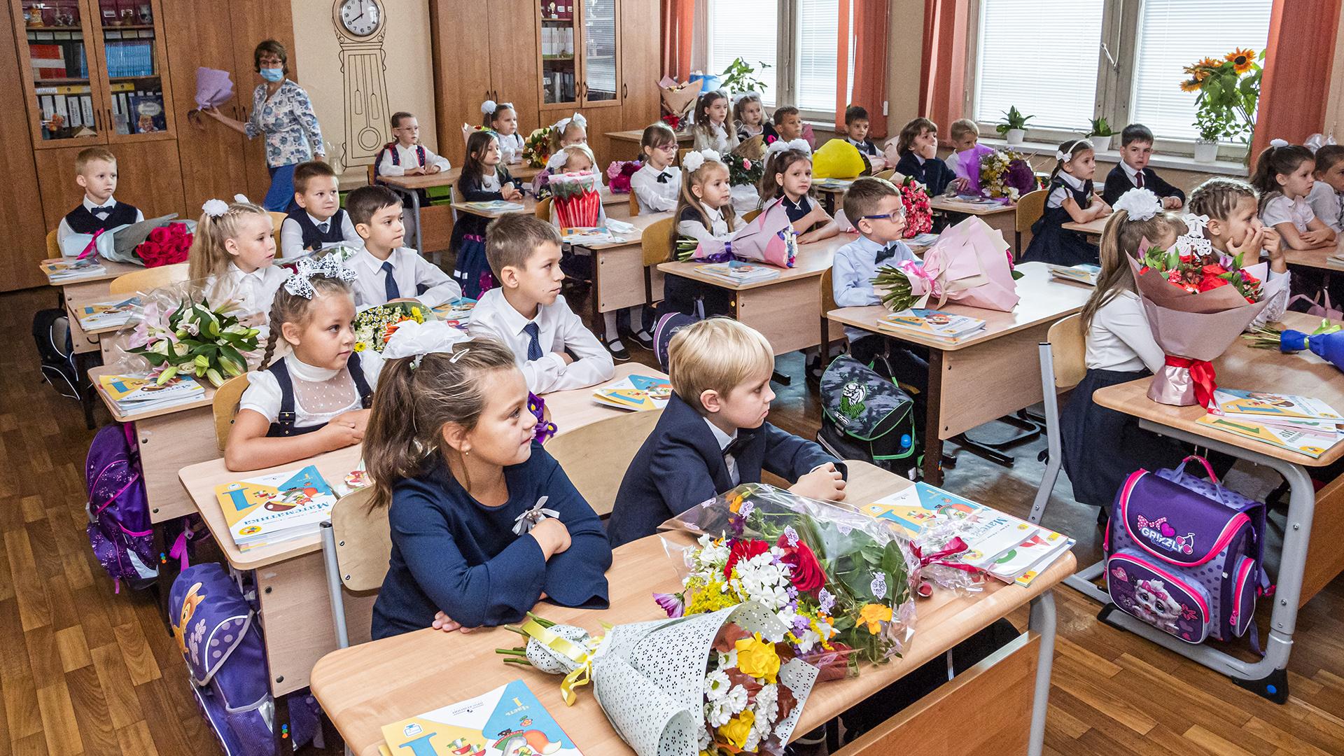 Первый класс начало. Российская школа. Первоклассники. Ученики в школе. Каникулы в школах Подмосковья.