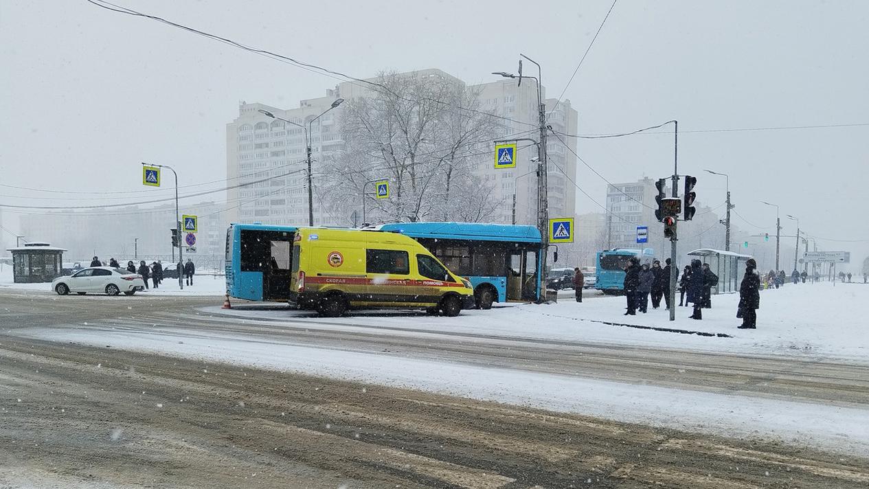 В Колпино лазурный автобус протаранил столб и светофор