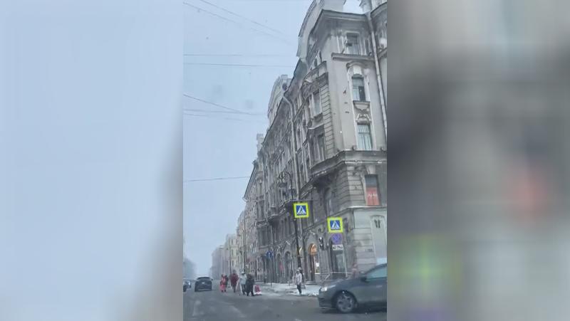 На Петроградке коммунальщики сбивали сосульки «летающей» лопатой — видео