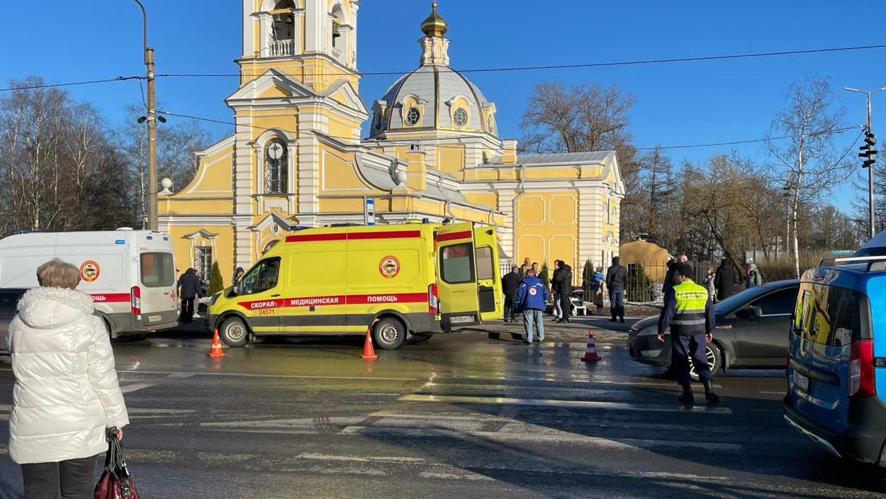 Появилось видео момента аварии в Красном Селе, где микроавтобус врезался в  остановку