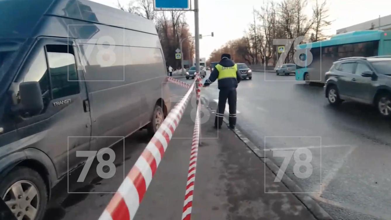 Полиция считает виновником аварии в Красном Селе водителя вылетевшего на  остановку авто