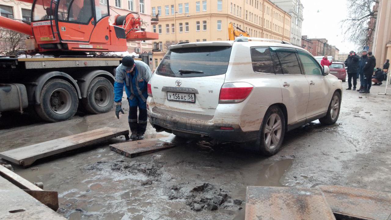 Местные жители рассказали, что на Дровяной улице постоянно происходят  коммунальные аварии