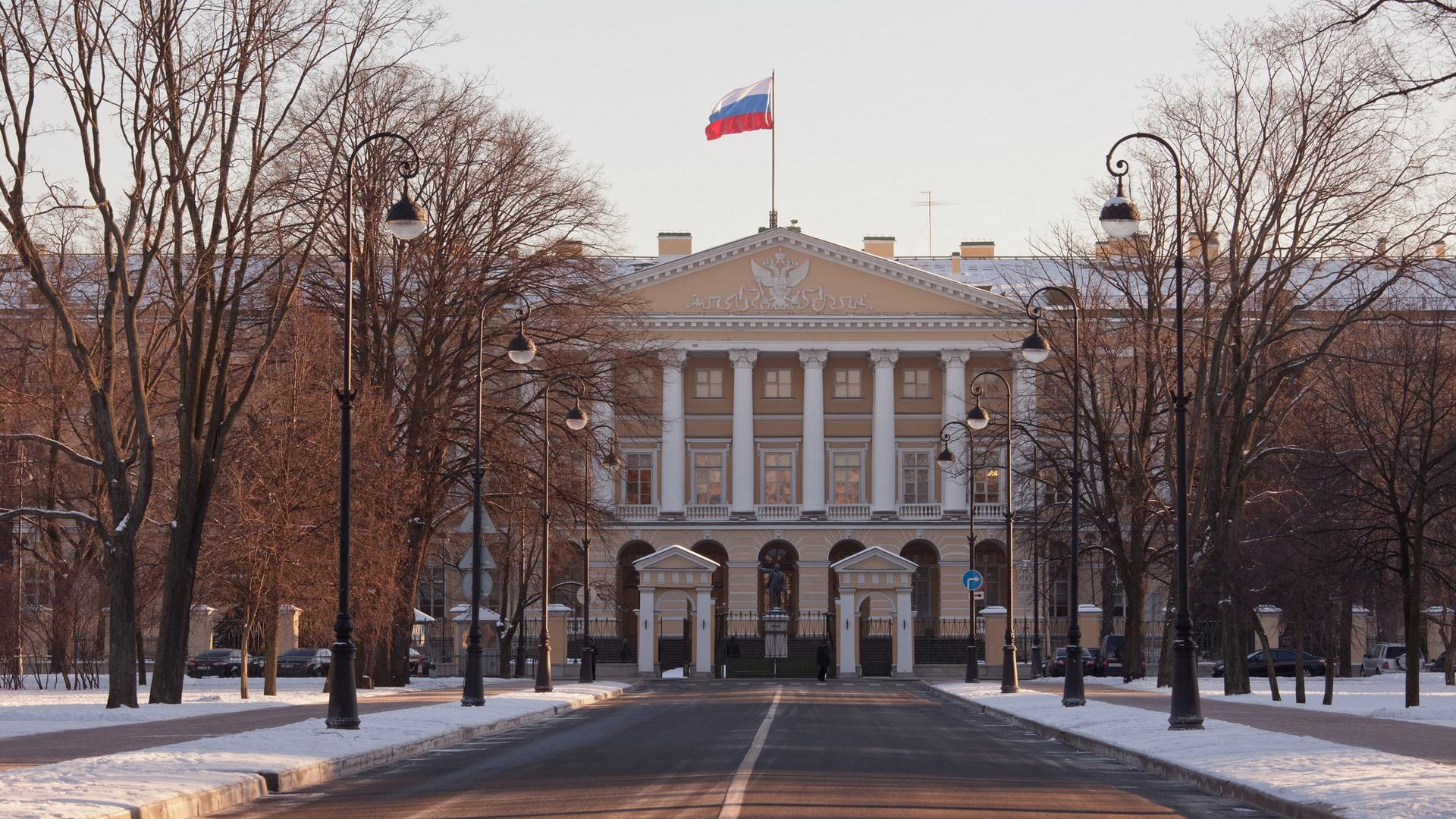 Правительство петербурга. Санкт-Петербург Смольный правительство. Смольный Петербург правительство. Смольный СПБ администрация. Правительство Смольный СПБ здание зима.