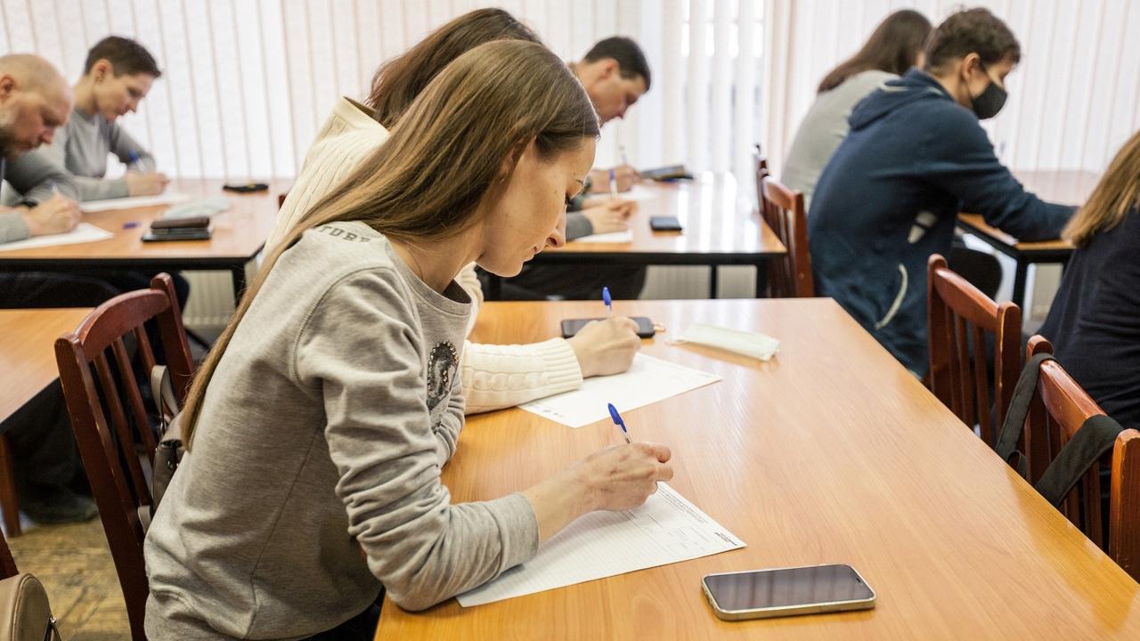 Более 10 тысяч петербуржцев приняли участие в «Тотальном диктанте» — видео