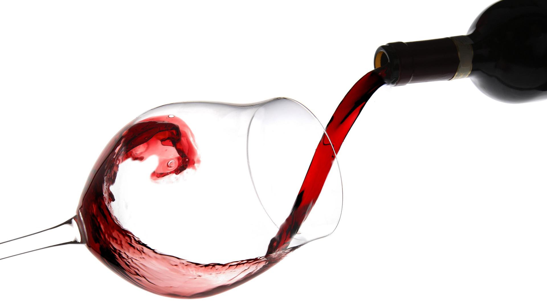 Сухое вино в крови. Вино на белом фоне. Вино похожее на кровь. Красное вино PNG. Engraving Red Wine Glass.