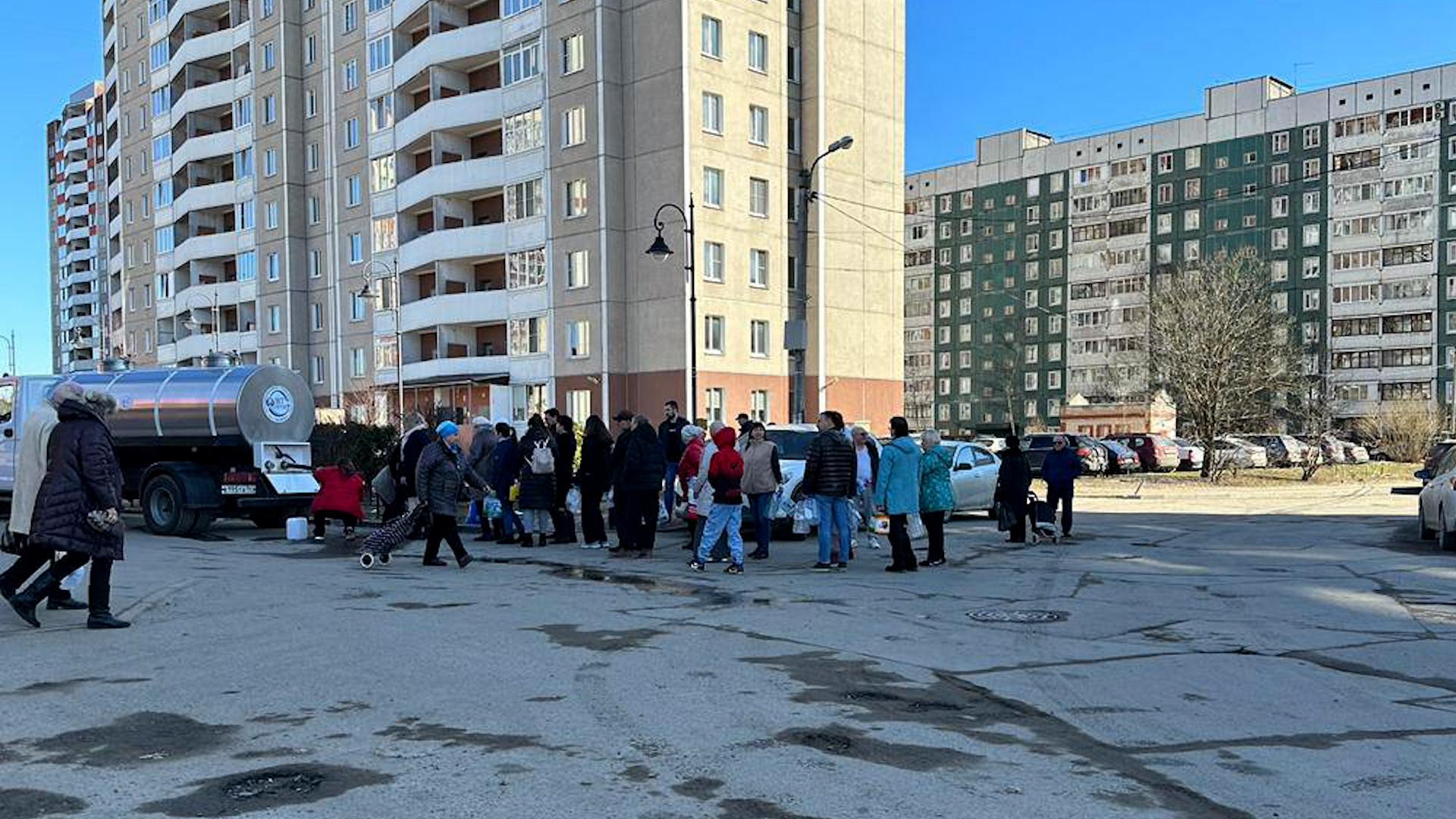 Жители Нового Девяткино из-за аварии на трубопроводе остались без холодной  воды