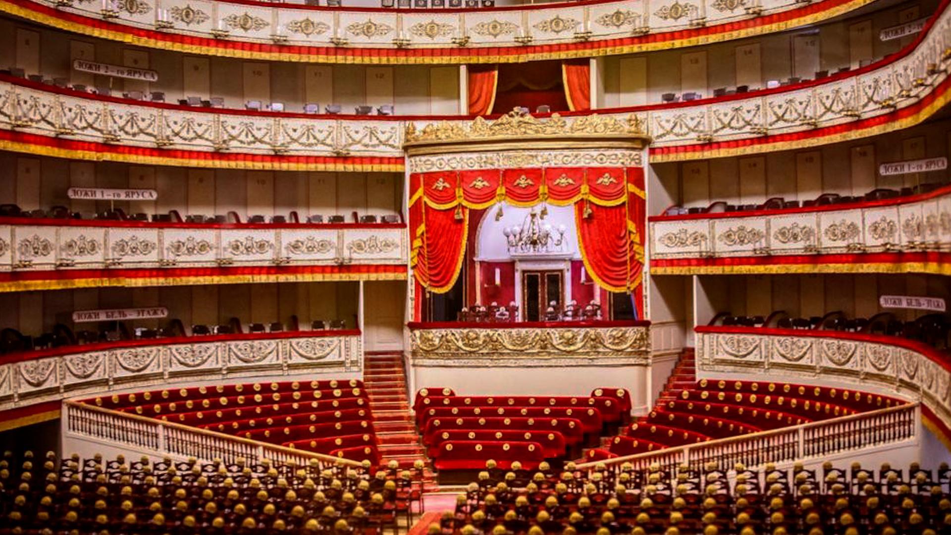 Театры спб. Александровский театр Санкт-Петербург. Александрийский театр в Санкт-Петербурге. Основная сцена Александринского театра Санкт-Петербург. Александрийский театр сцена.