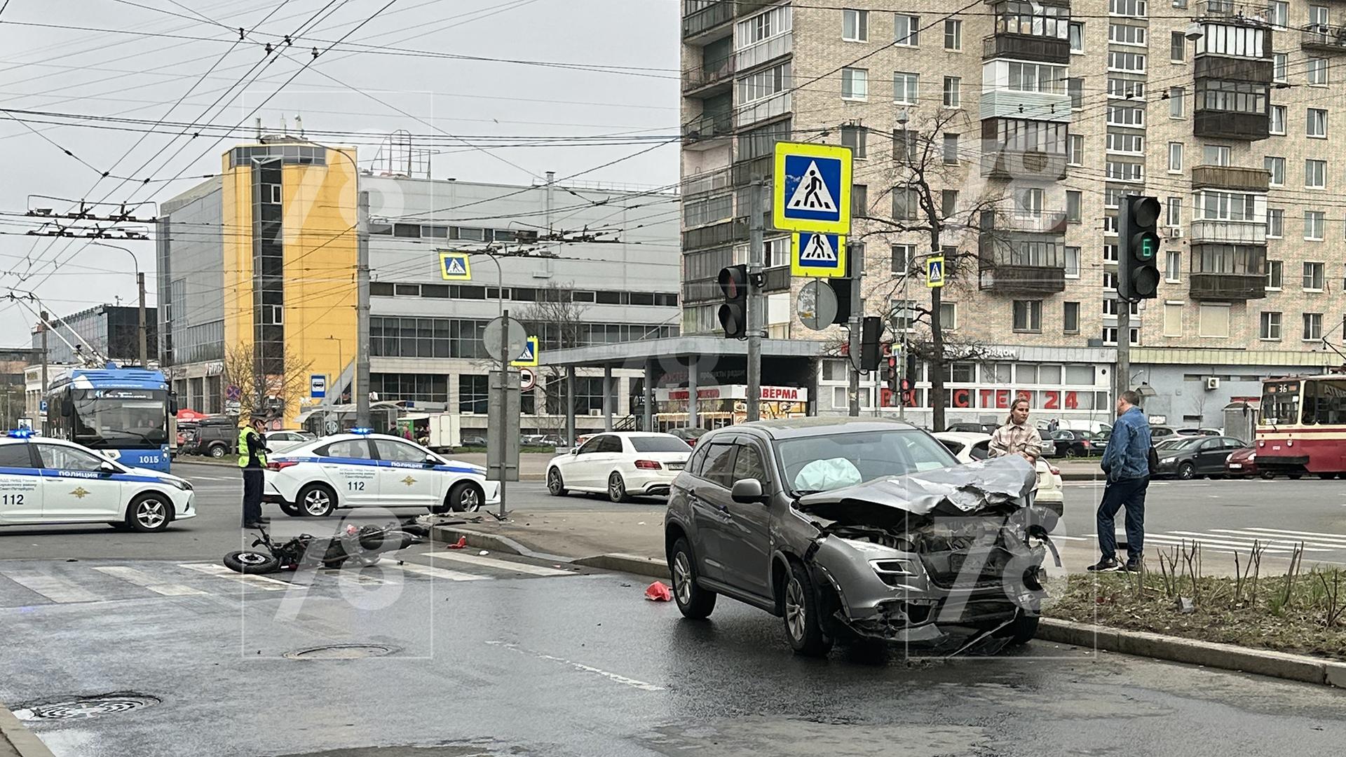 На пересечении Маршала Говорова столкнулись легковушка и мотоцикл — видео