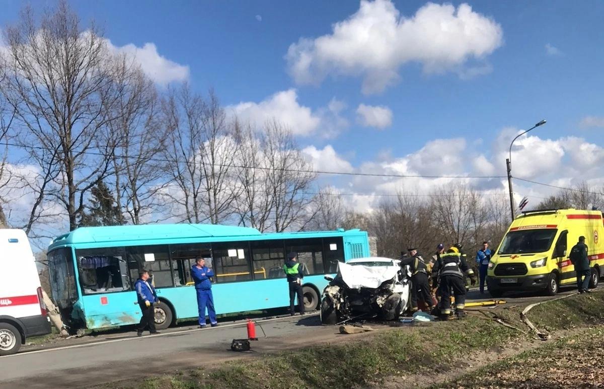 На Шуваловском проспекте автолюбитель пробил забор и перевернулся в  результате ДТП