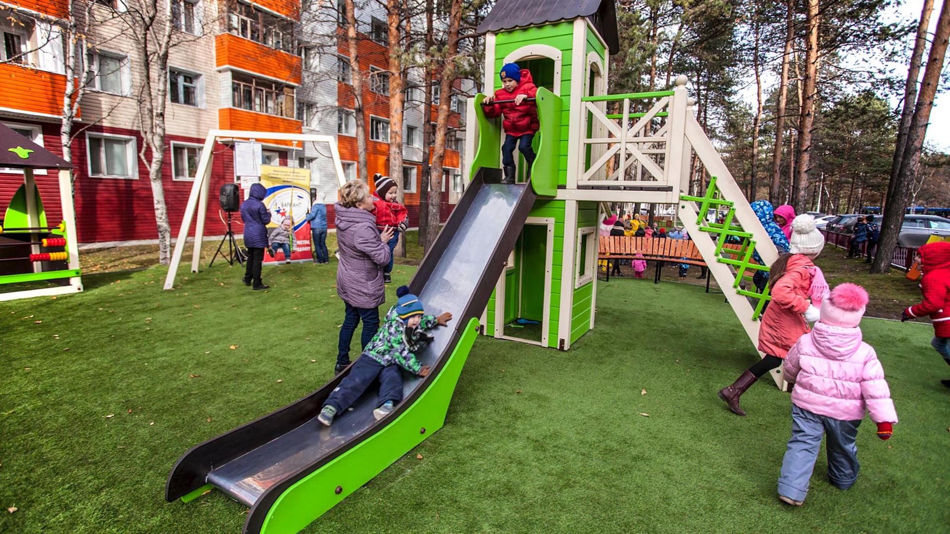 Дворы сургута. Новая детская площадка в парке Сайма в Сургуте. Сургут благоустройство дворовых территорий. Благоустройство детской площадки в городе. Благоустройство Югры.