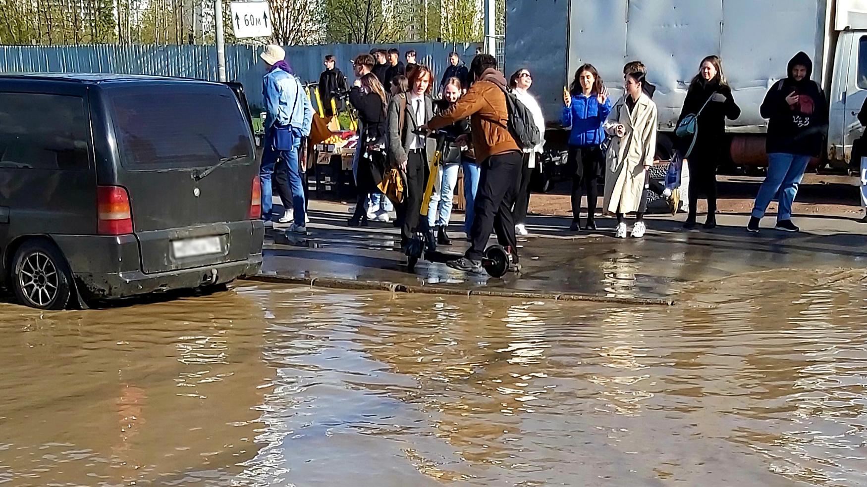 Метро питер затопило. Питер затопило. Затопило улицу. Прорыв трубы на улице. Метро затопило.