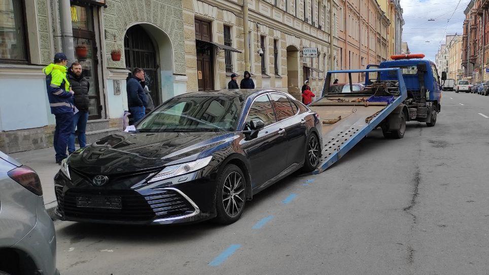 В Петербурге разбираются в обстоятельствах эвакуации неправильно припаркованного автомобиля