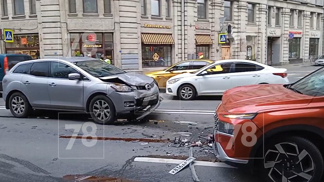 Девушка пострадала в лобовом ДТП в Петроградском районе – видео