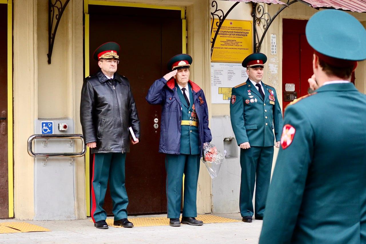 Парад у дома ветерана описание фото