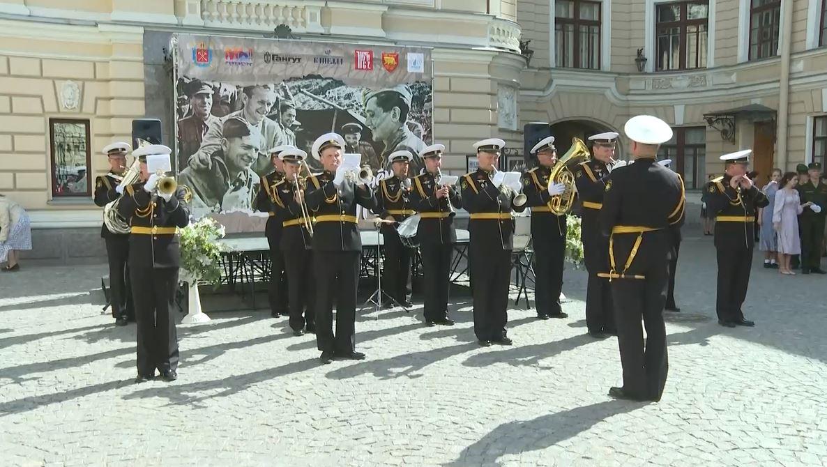 Танцевальная площадка «Весна 45-го года» открылась во дворе Капеллы — видео