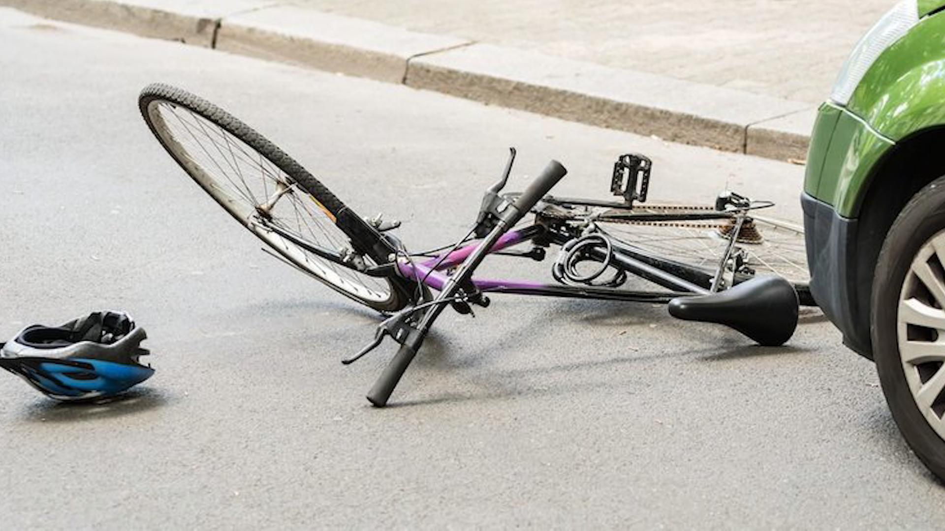 велосипедист попал под машину