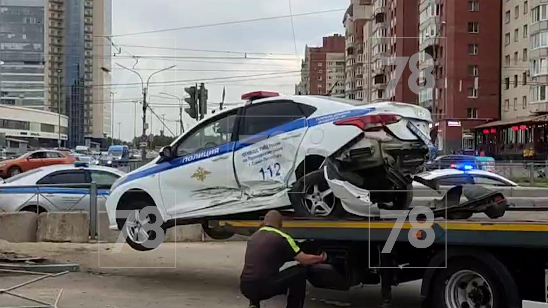 Появились кадры последствий аварии с полицейской машиной на Беговой - видео