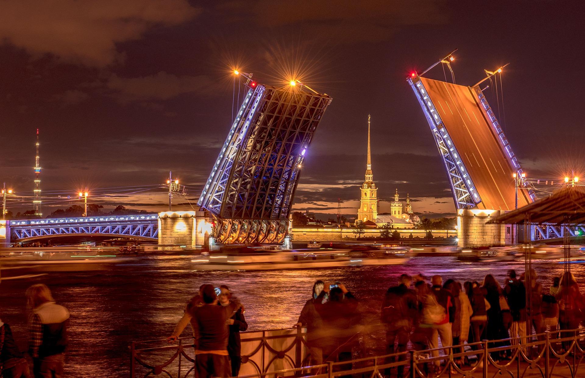 Я живу в городе санкт петербург. Дворцовый мост в Санкт-Петербурге. Разведенный Дворцовый мост в Санкт-Петербурге. Разводной мост в Санкт-Петербурге зима. Дворцовый мост белые ночи.