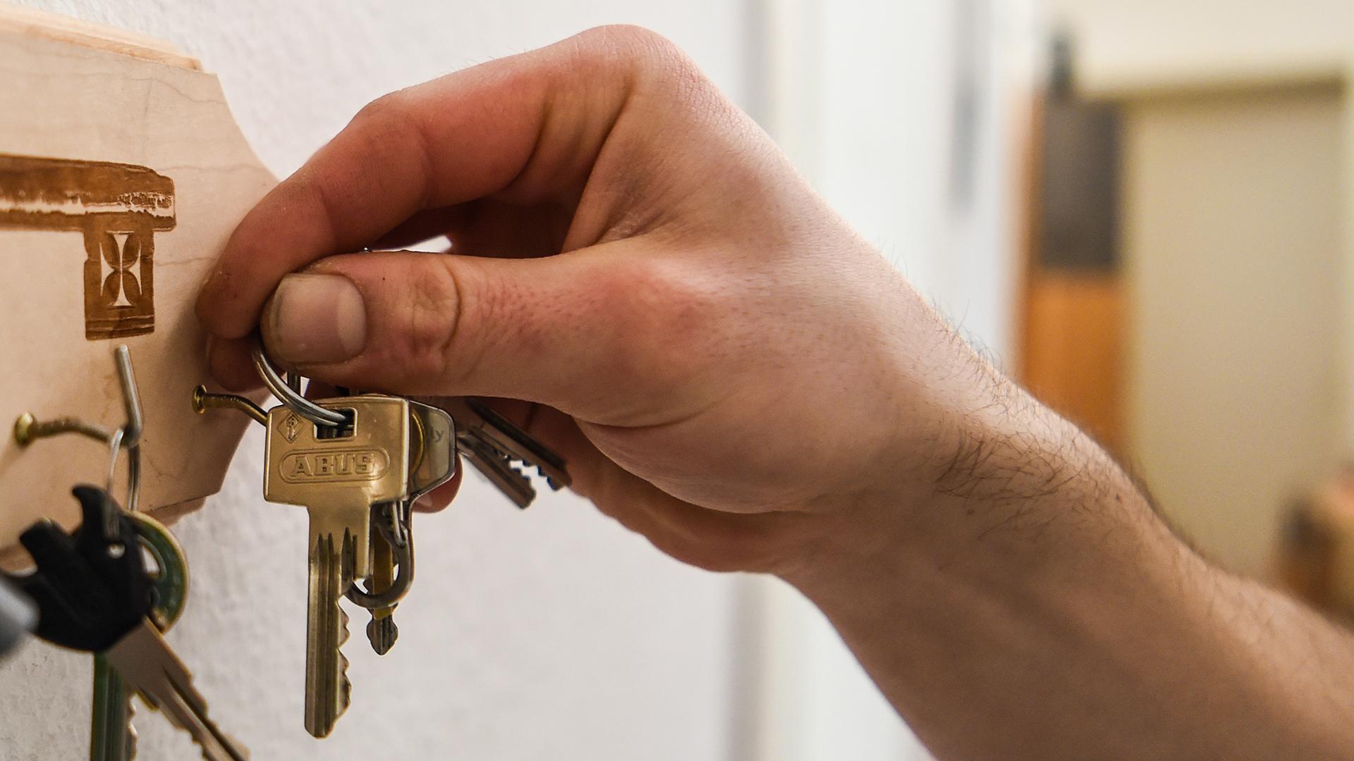 Получение жилья участникам сво. Приснились ключи. Ключ во сне. К чему снятся ключи от дома. Участнику сво выдана квартира.