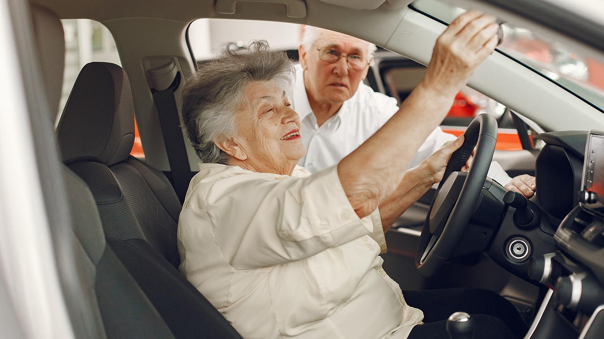 Автомобиль пенсионеру. Пожилые люди. Пенсионеры в Германии. Немецкие пенсионеры. Пенсионер за рулем.