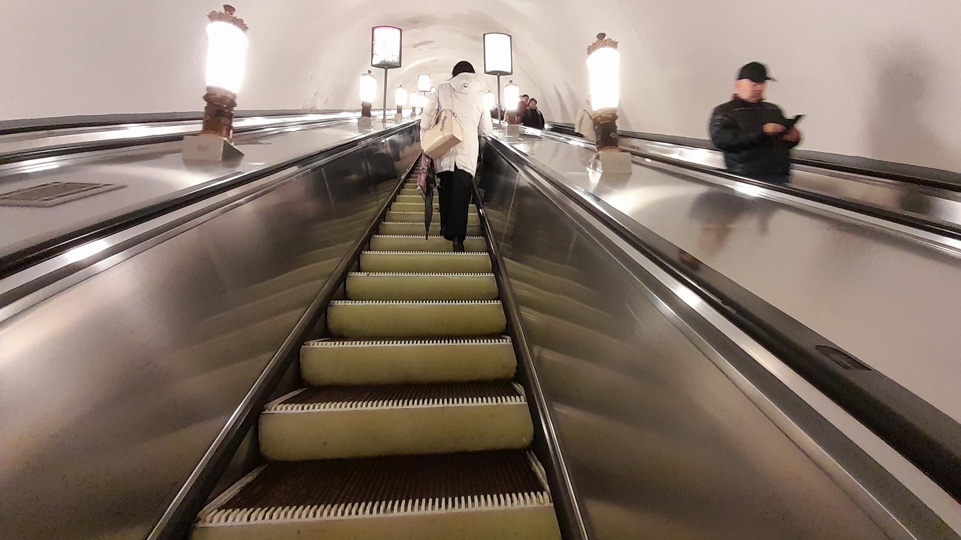 Порно подглядывание под юбки на эскалаторе метро (68 фото) - порно и эротика grantafl.ru