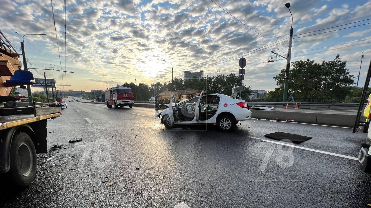 Таксист выкинул из машины пожилую пассажирку после ДТП в Петербурге