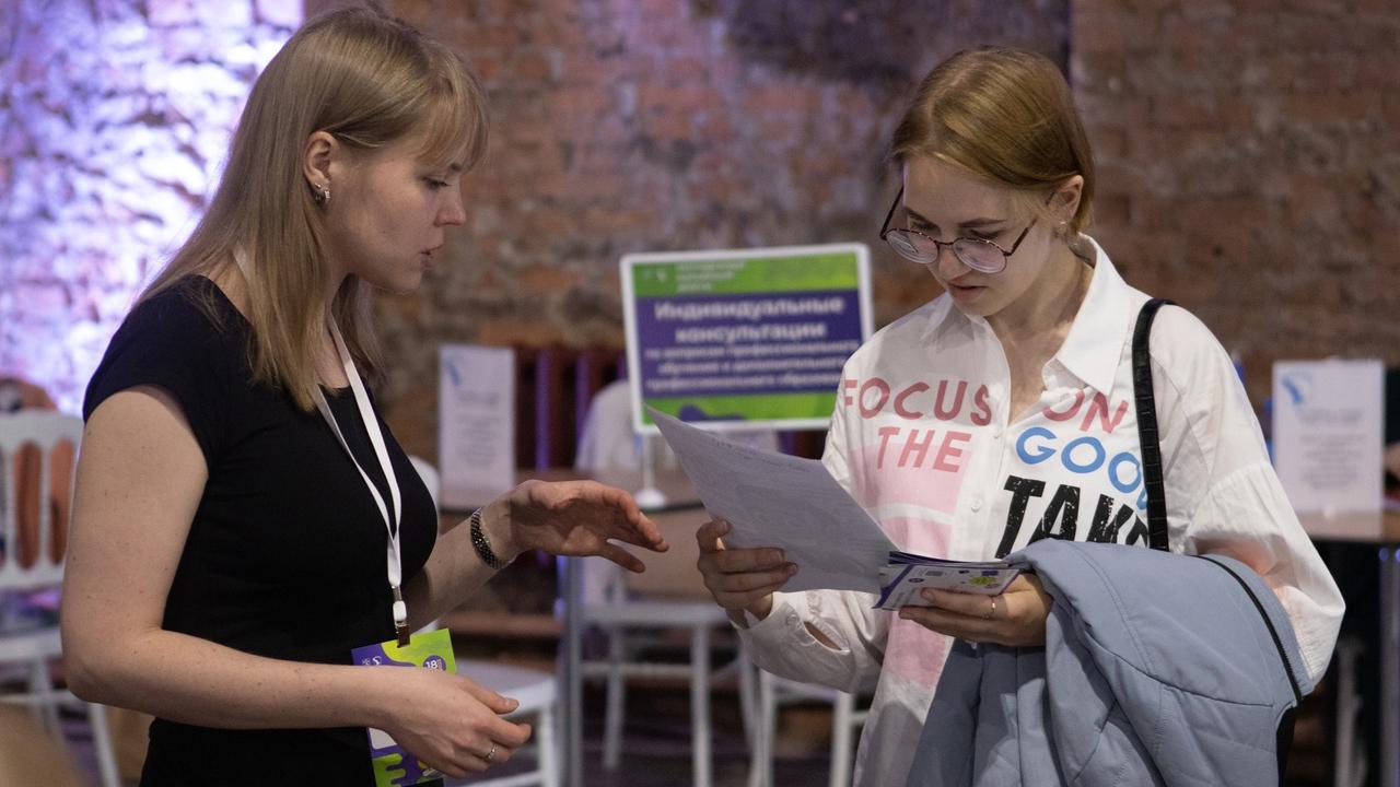 Стало известно, сколько могут заработать на каникулах подростки в Петербурге