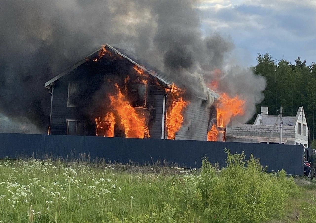 Пожар в Ломоносовском районе засняли с высоты птичьего полёта