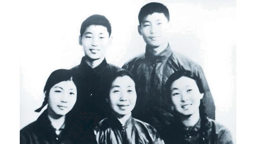 Си Цзиньпин с матерью, братом и сёстрами/ Фото: соцсети