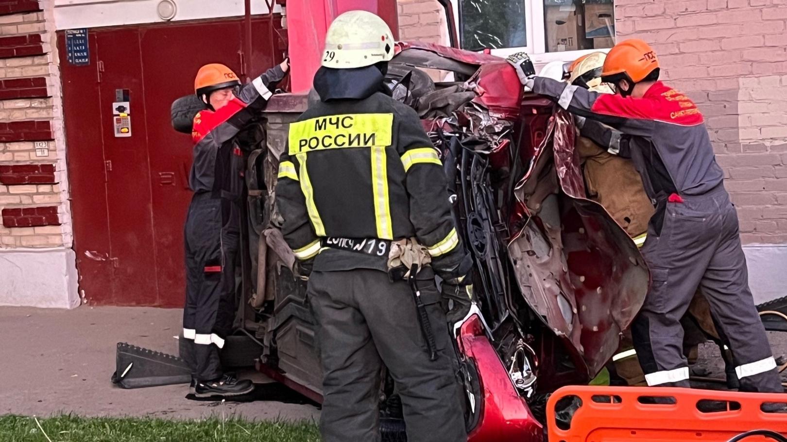 В Колпинском районе автомобилист врезался в жилой дом